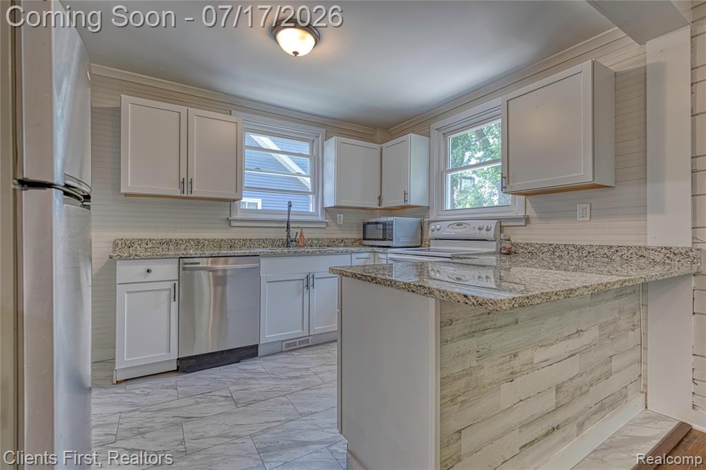 4258 Seeden Street, Waterford, MI 48329 — Photo 11