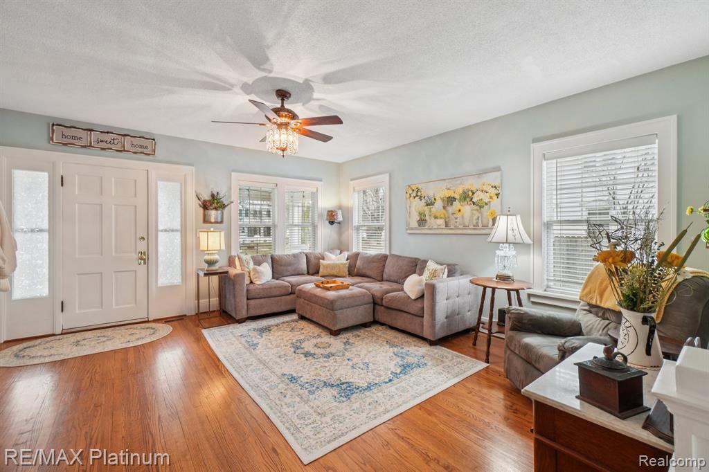 409 S Walnut Street, Howell, MI 48843 — Photo 2