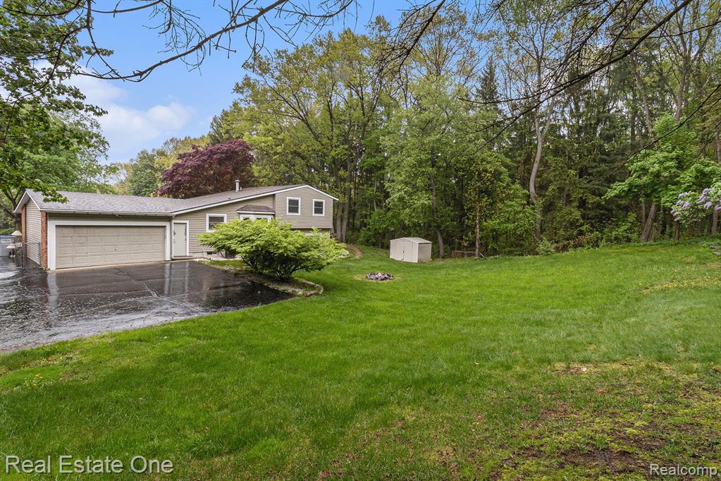 8830 SKYLANE Drive, Brighton, MI 48114 — Photo 31