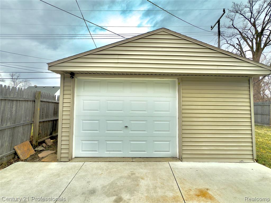95 E Dallas Avenue, Madison Heights, MI 48071 — Photo 14