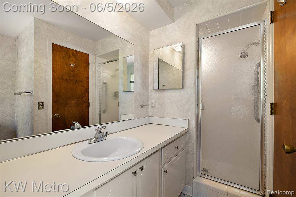 7036 Lindenmere Drive, Bloomfield Hills, MI 48301 — Photo 20
