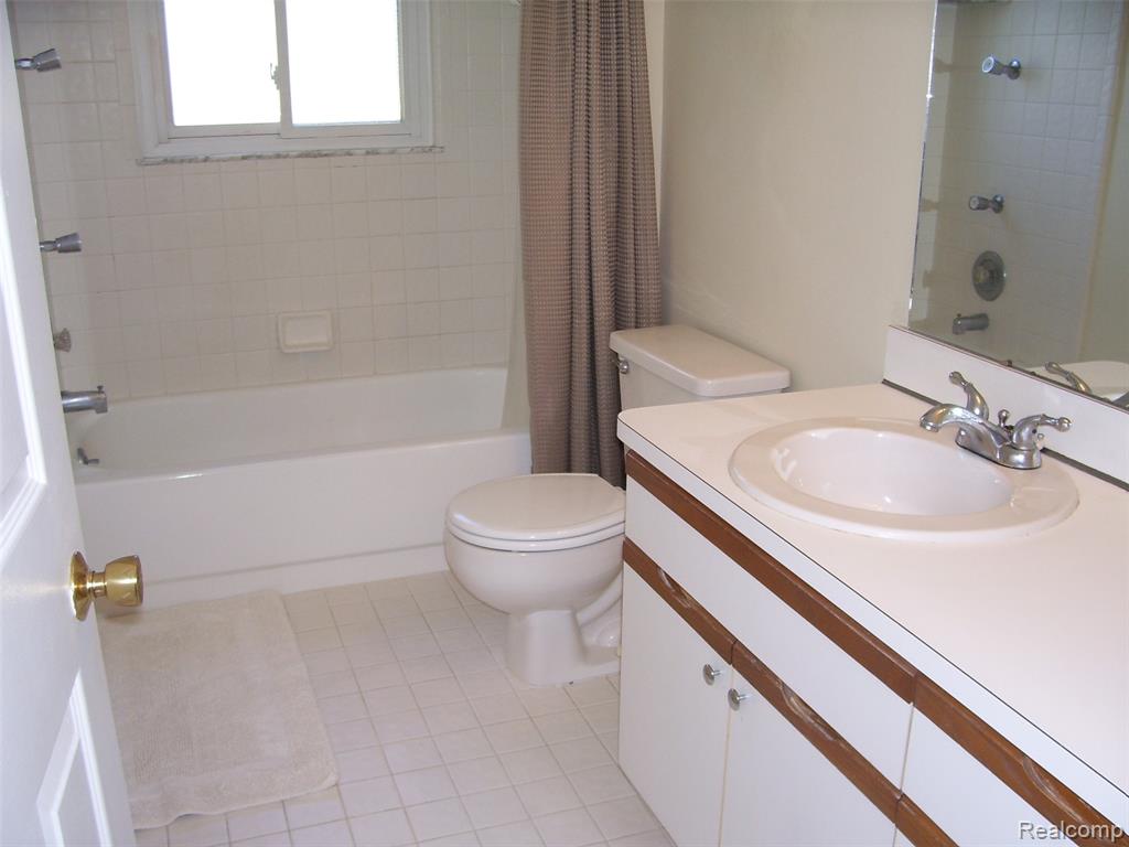 42364 Lochmoor Street, 6, Clinton Twp, MI 48038 — Photo 9