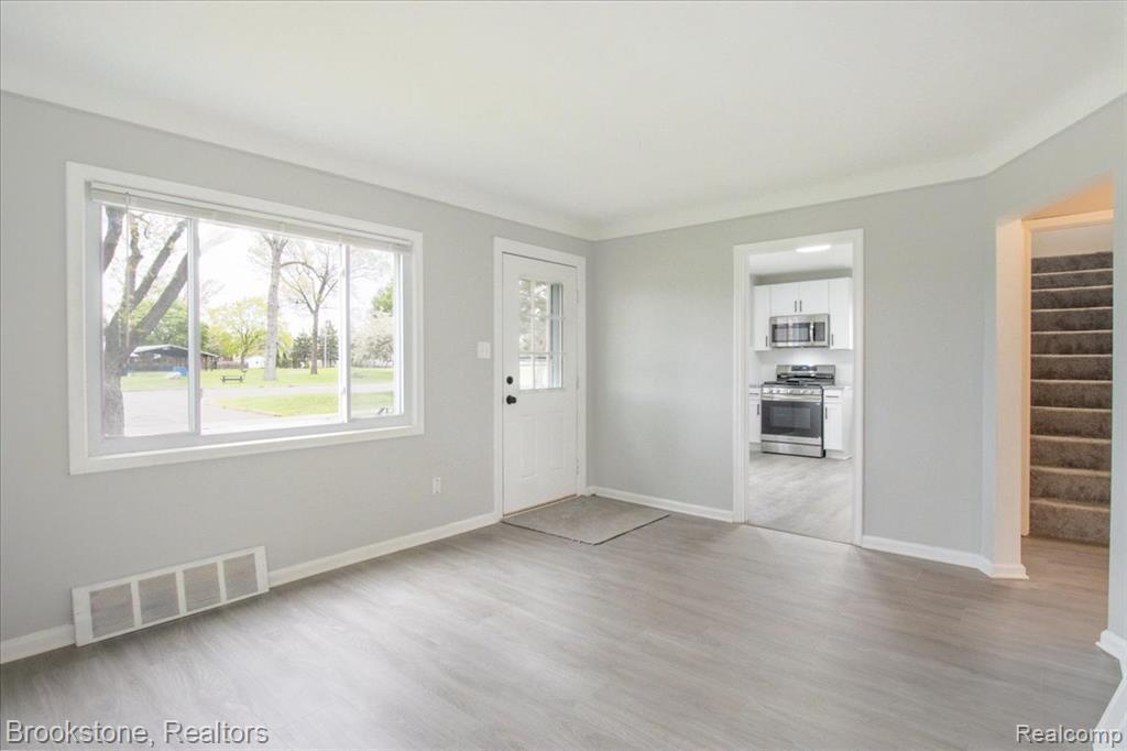 924 E Otis Avenue, Hazel Park, MI 48030 — Photo 4