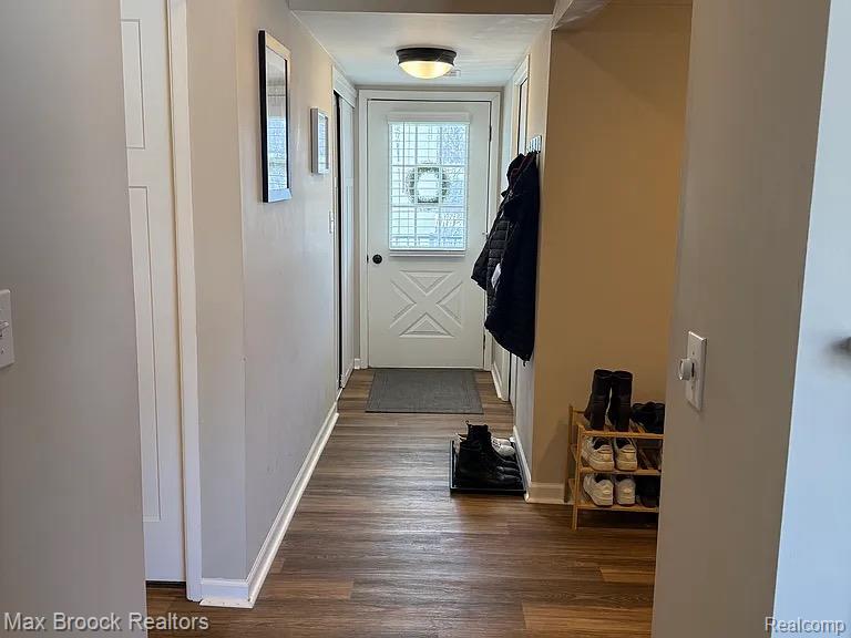 42556 Plymouth Hollow Drive, Plymouth, MI 48170 — Photo 2