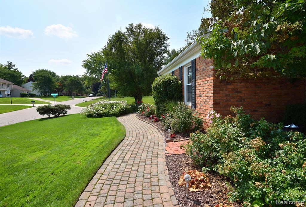 5544 WHITE HALL Circle, West Bloomfield, MI 48323 — Photo 3
