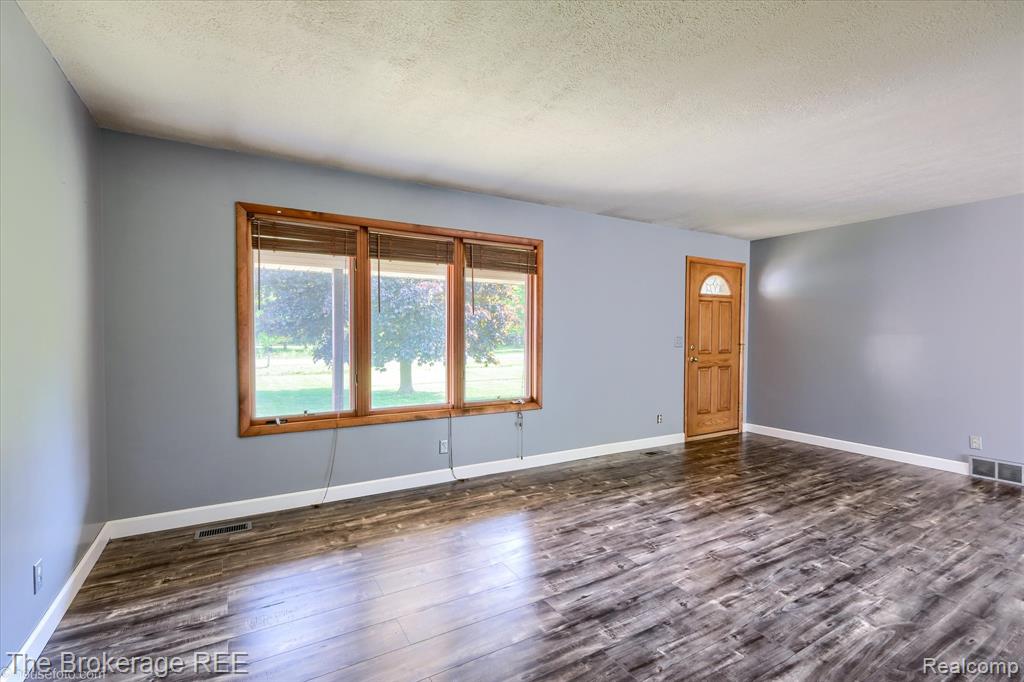 5495 E Coldwater Road, Flint, MI 48506 — Photo 14