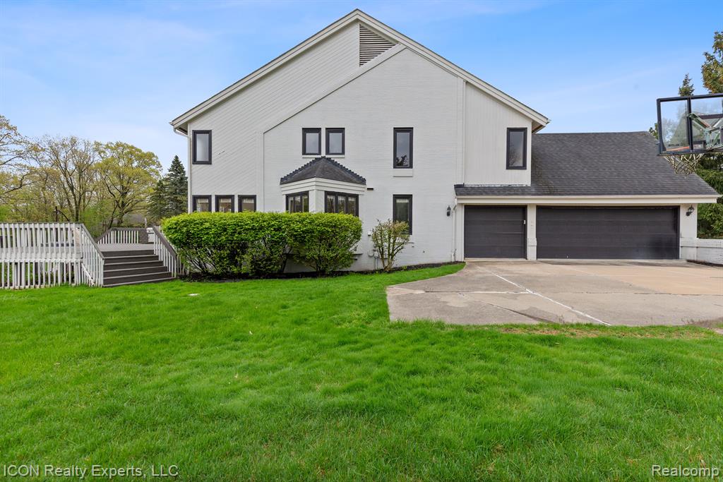 5215 DEER RUN Circle, Orchard Lake Village, MI 48323 — Photo 65