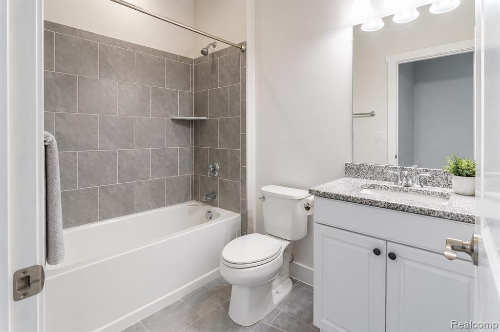 5545 Helmsdale Boulevard, West Bloomfield, MI — Photo 29