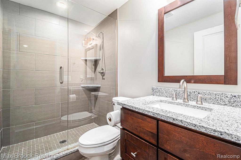 907 E 6TH Street, Royal Oak, MI 48067 — Photo 32