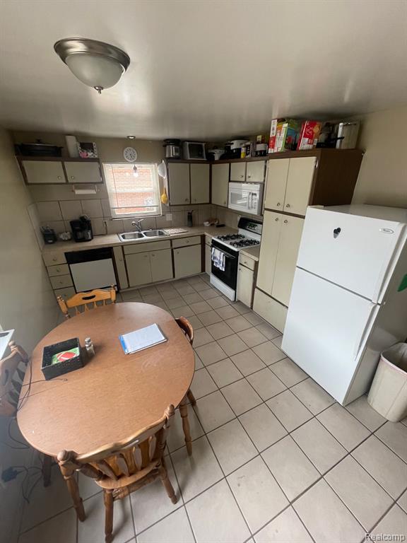 8415 Cappy Lane, Swartz Creek, MI 48473 — Photo 10