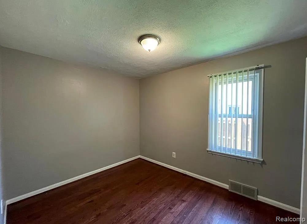 902 E WINDEMERE Avenue, Royal Oak, MI 48073 — Photo 8