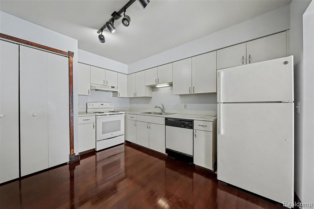 705 Preston Court, Rochester Hills, MI 48307 — Photo 12