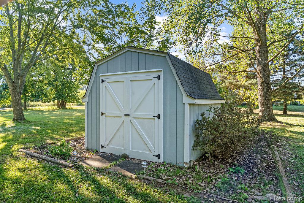 9482 Graytrax Road, Grand Blanc, MI 48439 — Photo 47