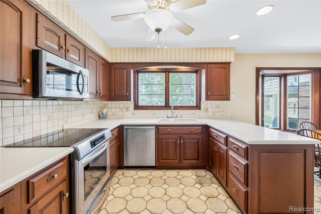 8236 Burning Bush Road, Grosse Ile, MI 48138 — Photo 11