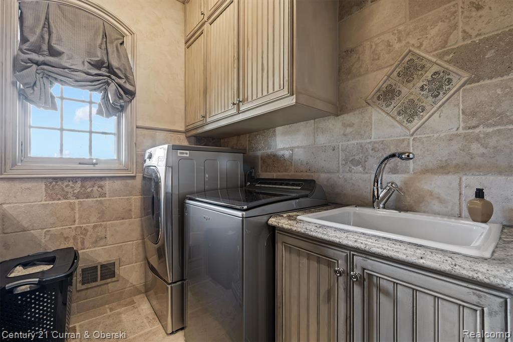 18939 Bella Vista Court, Northville, MI 48168 — Photo 68