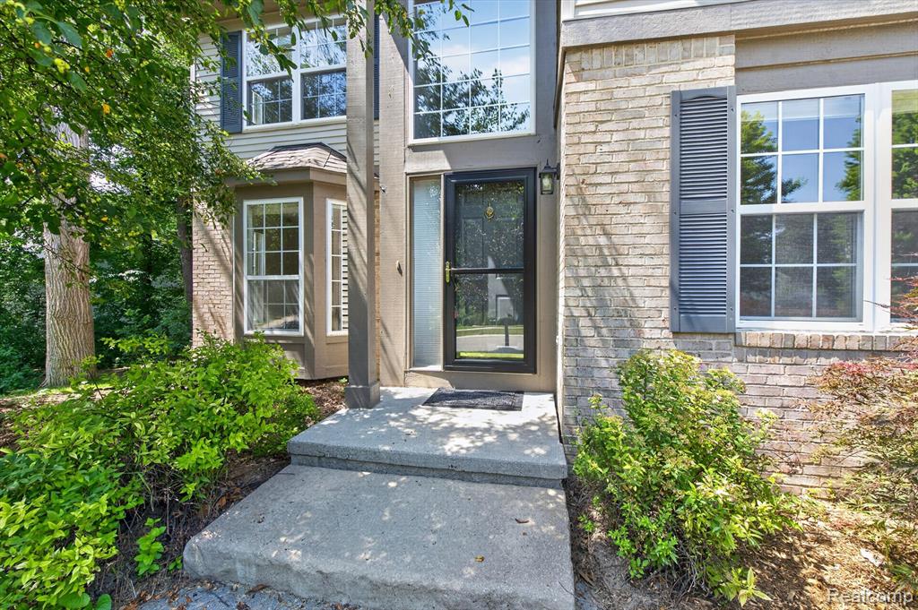 4895 Greenview Drive, Commerce Twp, MI 48382 — Photo 5