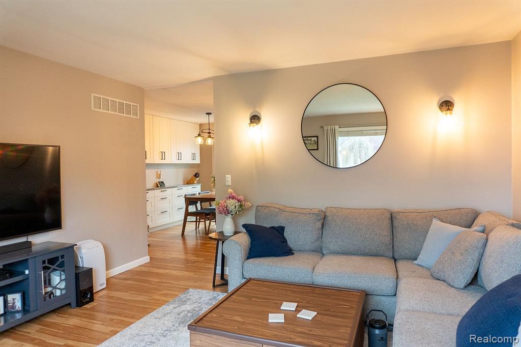 509 W PARKER Avenue, Madison Heights, MI 48071 — Photo 4