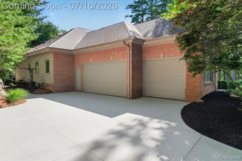 12172 Woodline Drive, Fenton, MI 48430 — Photo 8