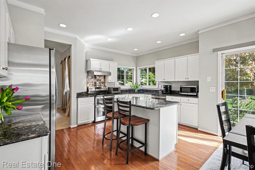 737 Woodfield Way, Rochester Hills, MI 48307 — Photo 9