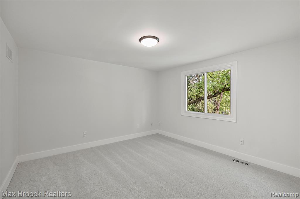 5362 Hertford Drive, Troy, MI 48085 — Photo 28