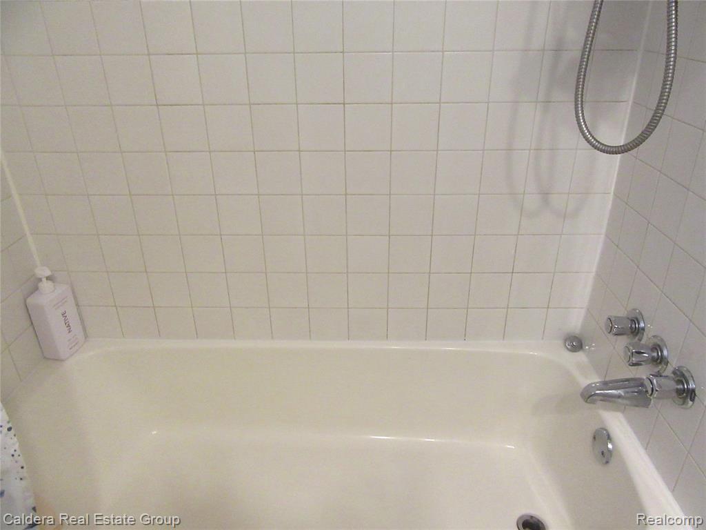 933 E Dallas Avenue, Madison Heights, MI 48071 — Photo 10