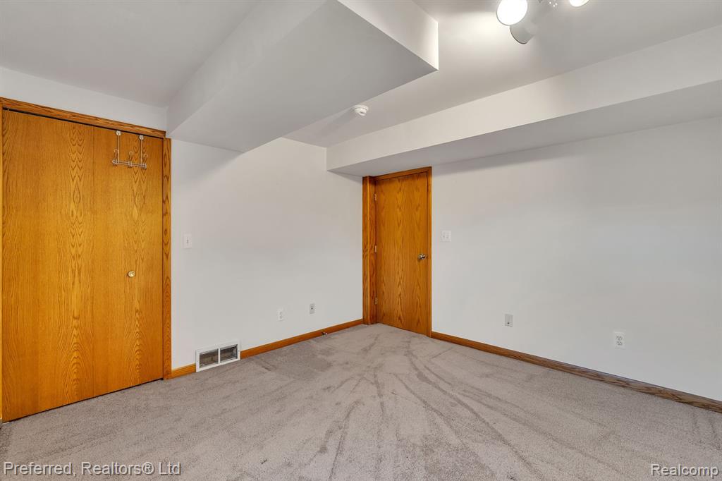 9514 CORNELL Avenue, Clarkston, MI 48348 — Photo 34