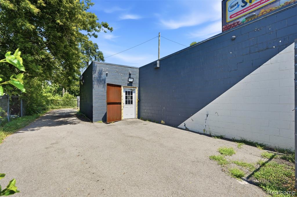 19512 Schoolcraft, Detroit, MI 48223 — Photo 4