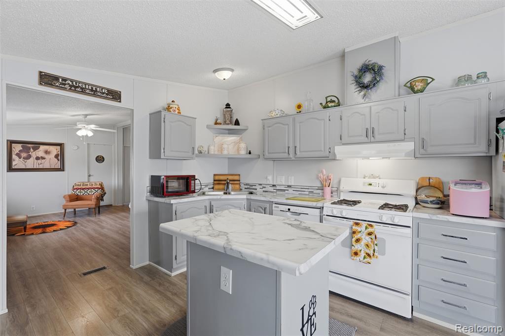 4425 Wynnwood Drive, Howell, MI 48843 — Photo 9