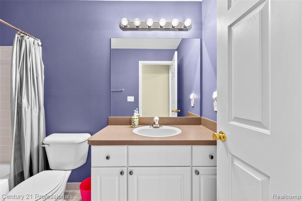 40121 Streamwood Court, Sterling Heights, MI 48310 — Photo 19