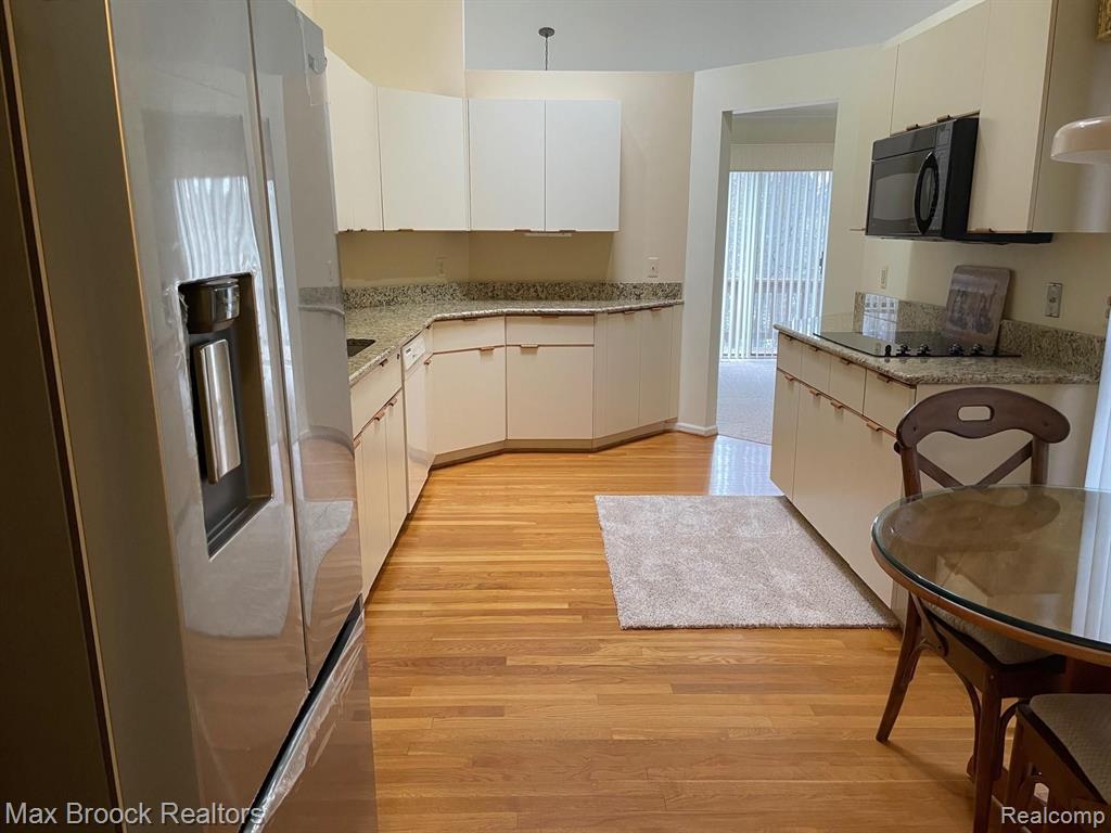 7352 MEADOWRIDGE Circle, West Bloomfield, MI — Photo 13