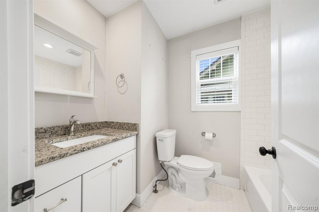 821 MAXWELL Avenue, Royal Oak, MI 48067 — Photo 17