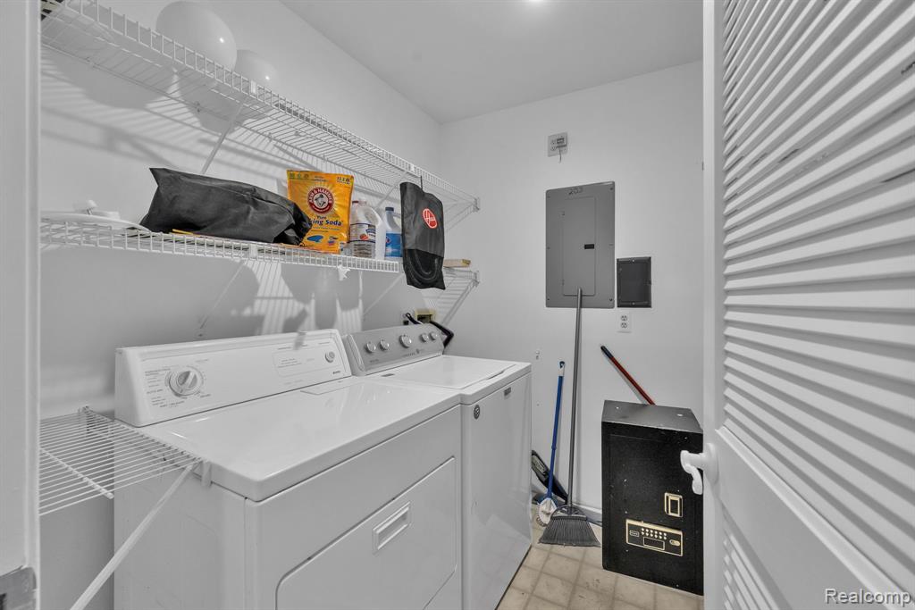 6689 Ridgefield Circle, 203, West Bloomfield, MI — Photo 15