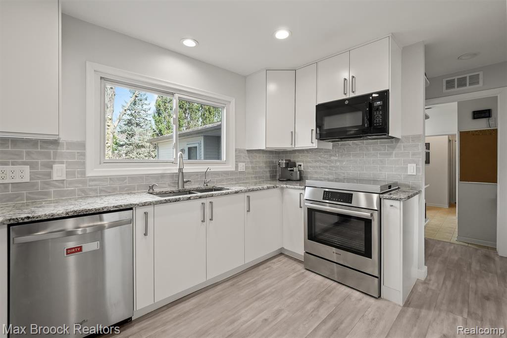 6540 Alderley Way, West Bloomfield, MI — Photo 18