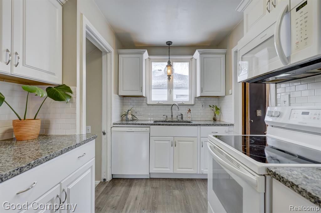 8460 Kenberton Drive, Oak Park, MI 48237 — Photo 21