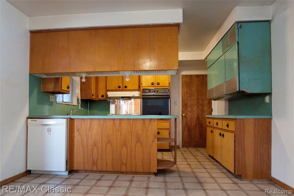 627 Sherbrooke Street, Commerce Twp, MI 48382 — Photo 11