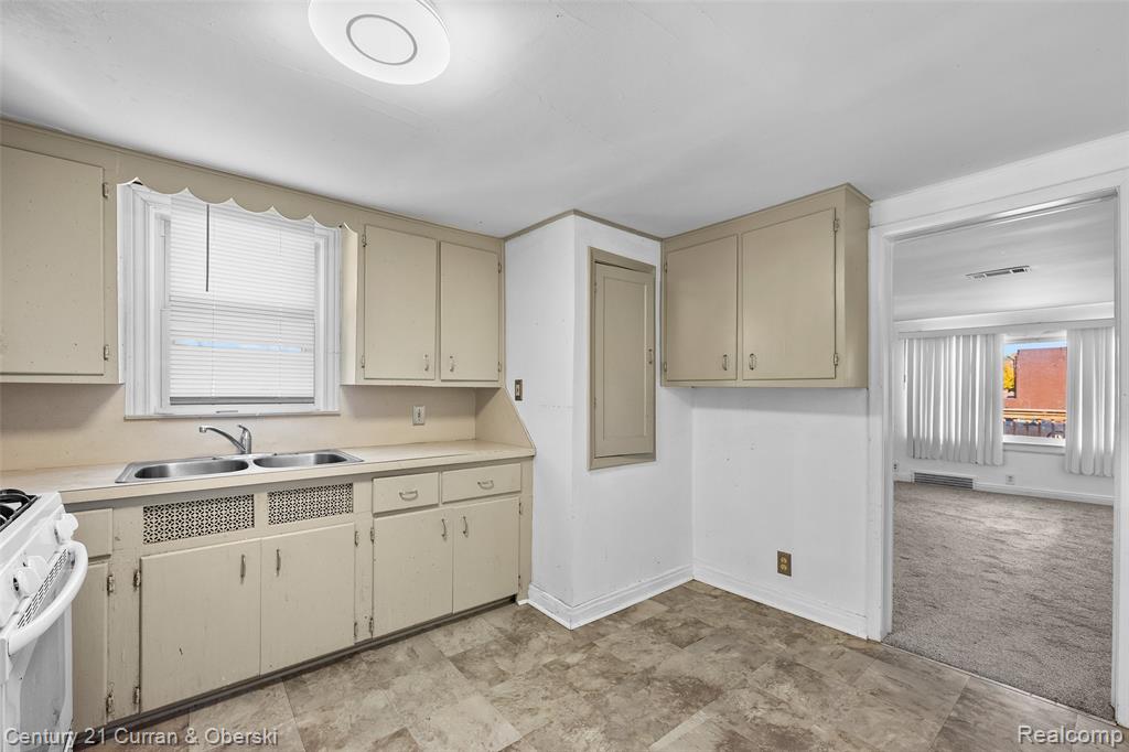 6627 Mayburn Street, Dearborn Heights, MI 48127 — Photo 8