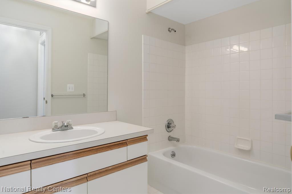 44973 MARIGOLD Drive, Sterling Heights, MI 48314 — Photo 16