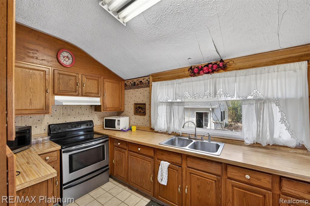 215 Washington Street, Byron, MI 48418 — Photo 7