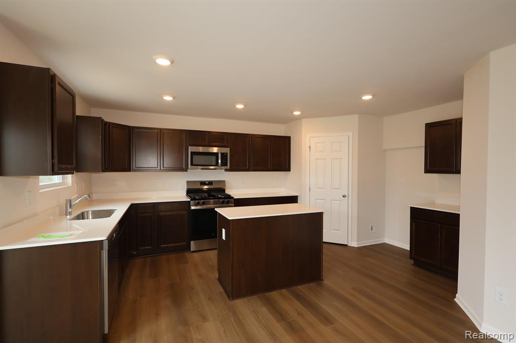 642 Harvest Way, Chelsea, MI 48118 — Photo 2