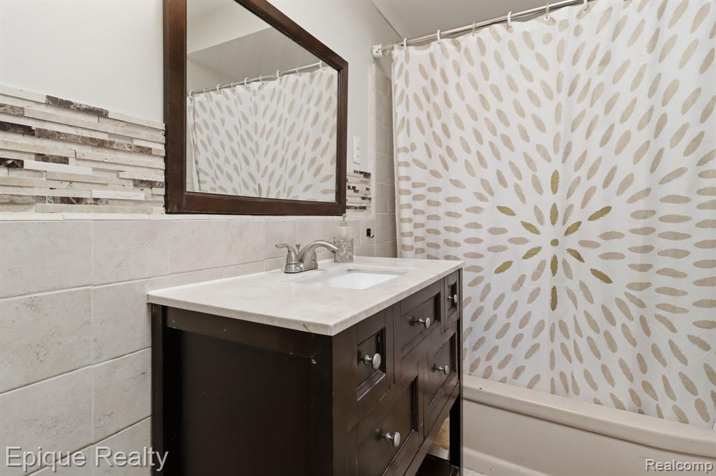 7335 Coach Lane, West Bloomfield, MI — Photo 23