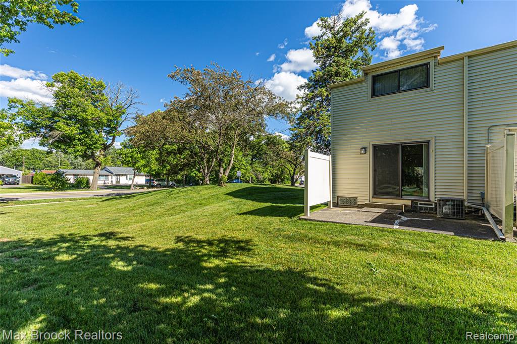 1669 Wimbledon Drive, Walled Lake, MI 48390 — Photo 8