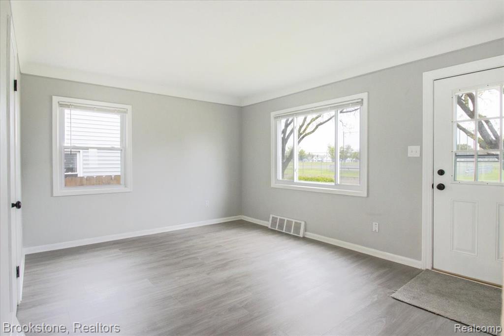 924 E Otis Avenue, Hazel Park, MI 48030 — Photo 2