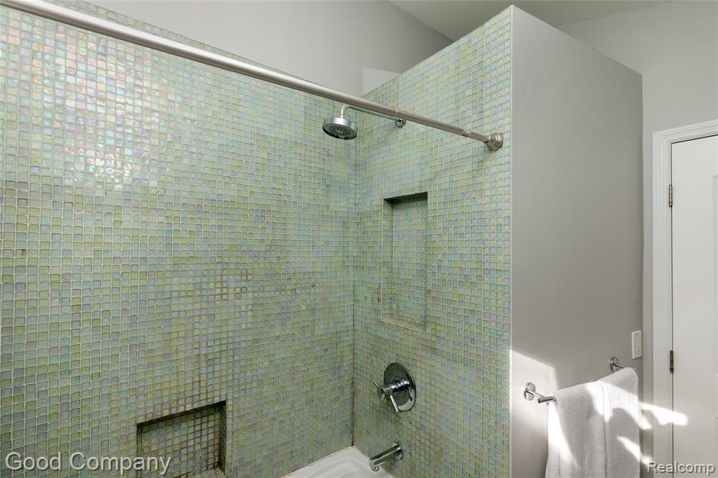 702 Orchard View Drive, Royal Oak, MI 48073 — Photo 17
