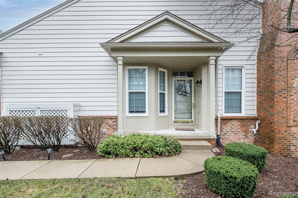 16189 FOREST LAKE Drive, 127, Northville, MI 48168 — Photo 2