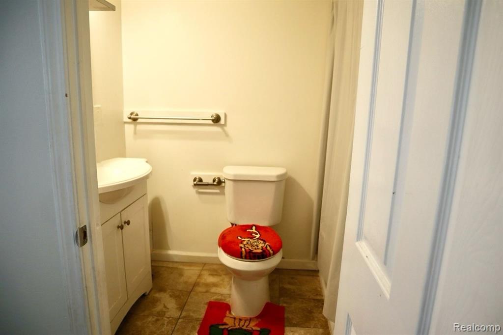 1833 CASS LAKE Road, Keego Harbor, MI 48320 — Photo 13