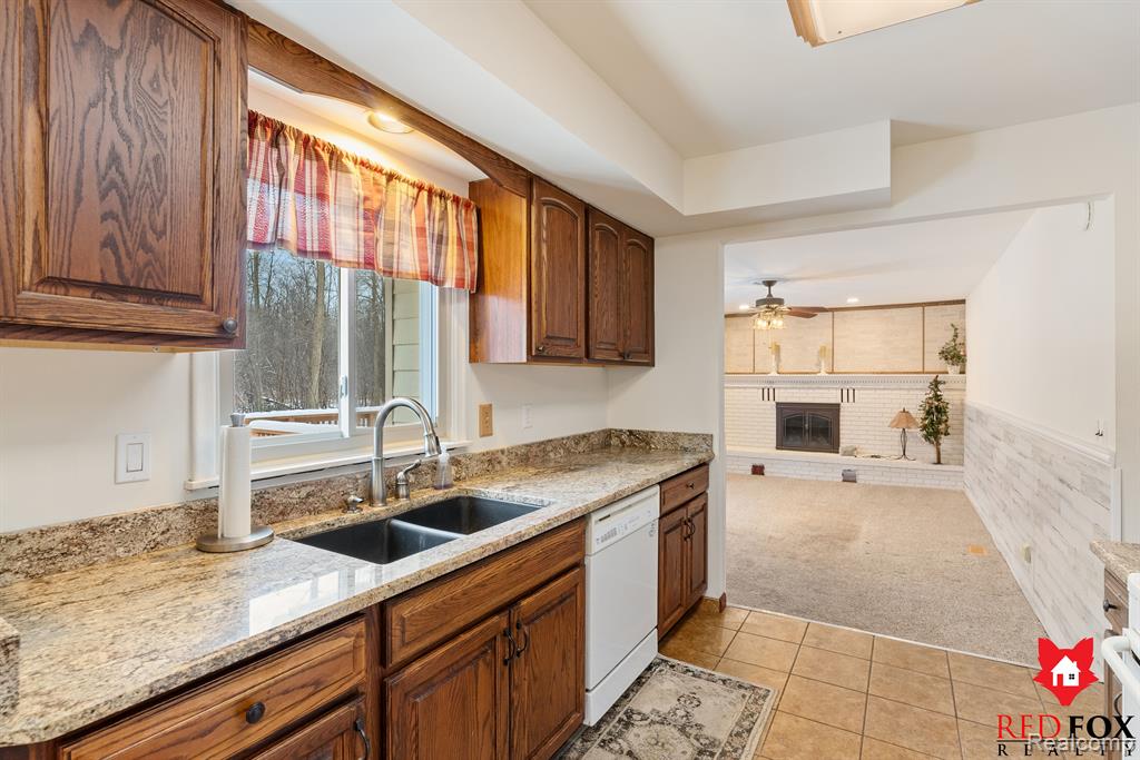 6246 KING ARTHUR Court, Swartz Creek, MI 48473 — Photo 12