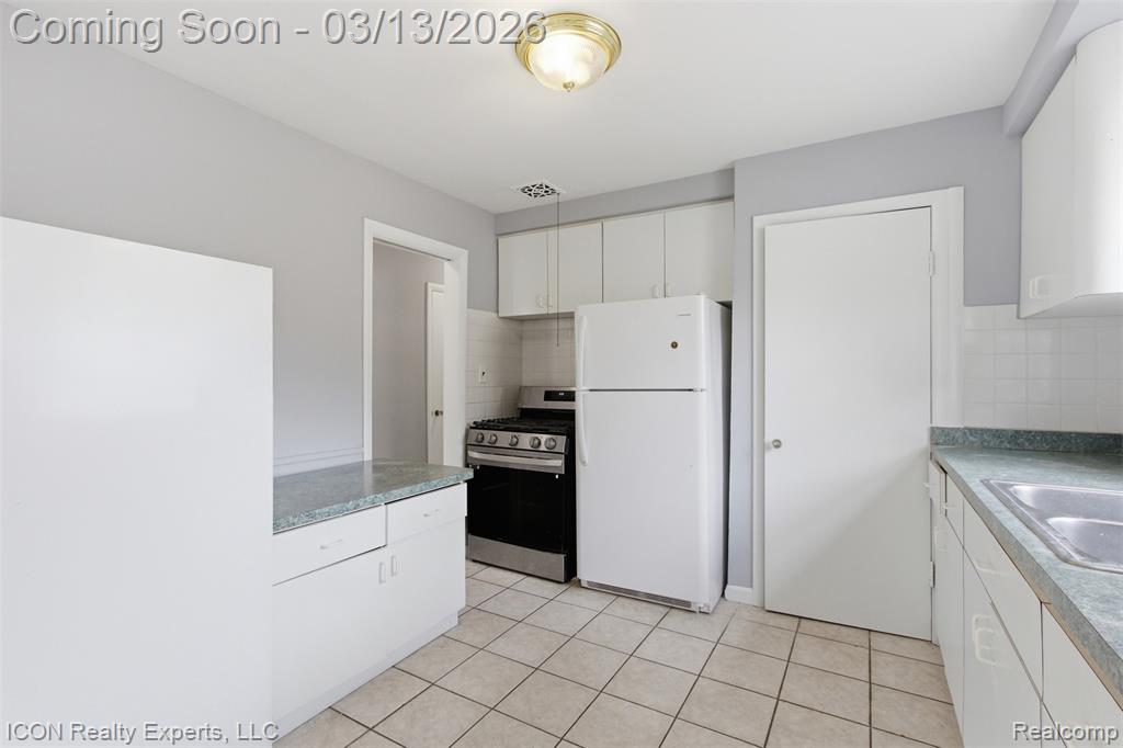 24351 Kipling Street, Oak Park, MI 48237 — Photo 9