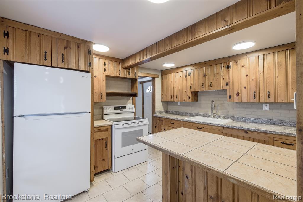 31 Heights Road, Lake Orion, MI 48362 — Photo 7