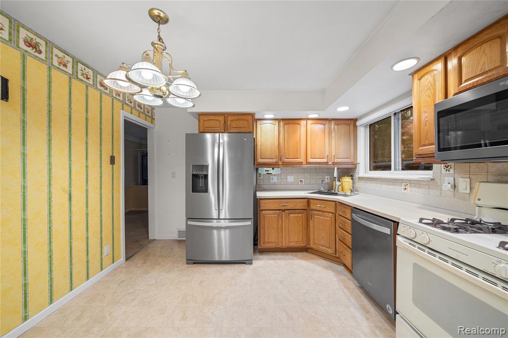 26916 Rouge River Drive, Dearborn Heights, MI 48127 — Photo 9