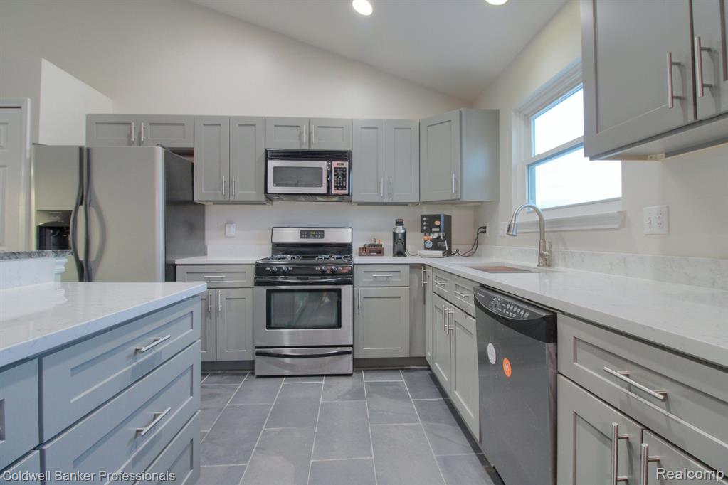6647 ROBINDALE Drive, Ypsilanti, MI 48197 — Photo 10